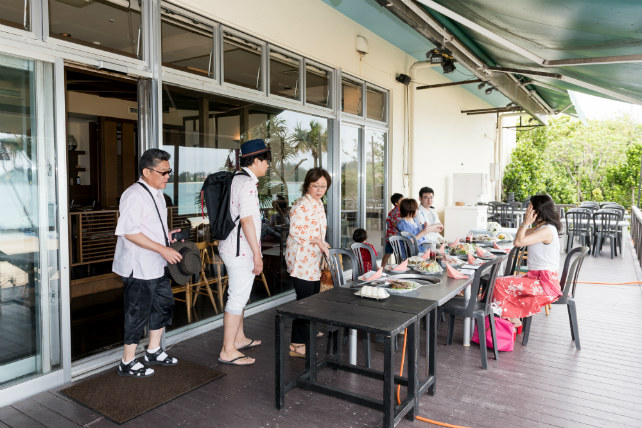 沖縄フォトウェディングと会食のセットプラン