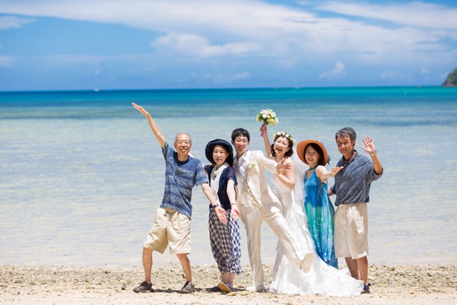 両親と一緒に沖縄でフォトウェディング｜沖縄ウェディングオンライン