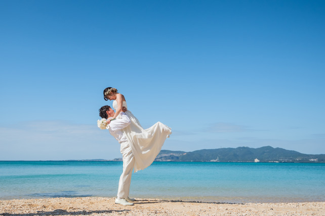 沖縄のビーチでウェディングドレスのまま青春の汗を流すビーチバレー